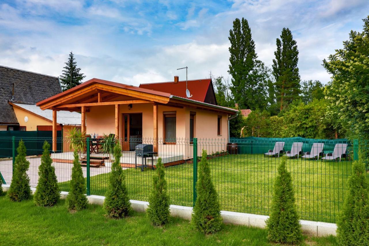 Hullam Nyaralo Apartment Balatonmariafurdo Bagian luar foto